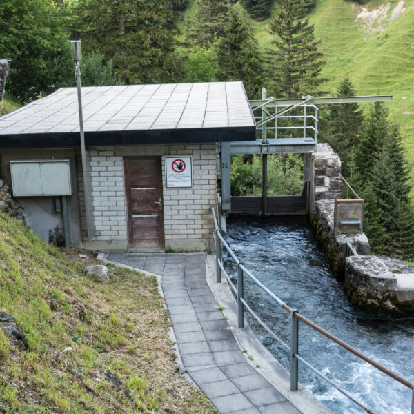 Ruosalper Bach: Wasserkraftwerk am Bachlauf in den Alpen.