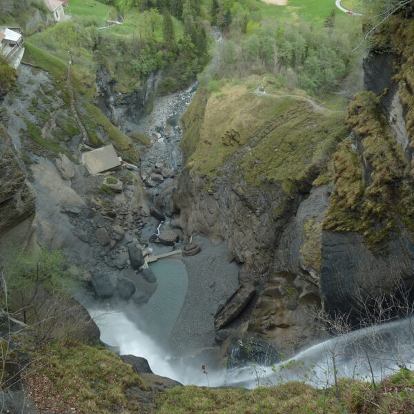 Tiefer Blick in die Reichenbachfälle, eine Schlucht mit Wasserfällen und Felsen. Rychenbach.