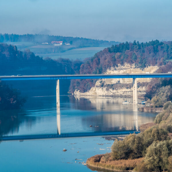 Schiffenensee-Brücke über den See. Blaue Brücke, Spiegelung im Wasser.