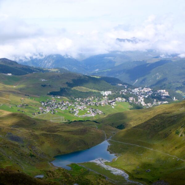 Schwellisee: Blick auf den Bergsee und das Dorf in den Schweizer Alpen