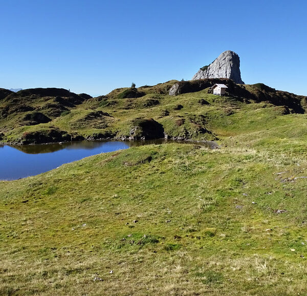 Seelenen Landschaft mit kleinem See und markantem Felsen
