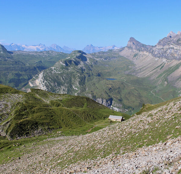 Seenalpersee Panorama: Berglandschaft mit Hütte und blauem Himmel.