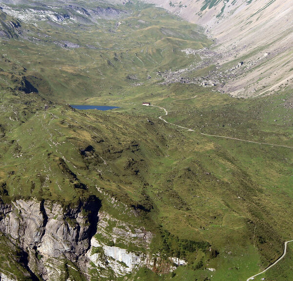 Seenalpersee: Blick auf den Bergsee mit Wanderweg und grüner Landschaft in den Alpen.