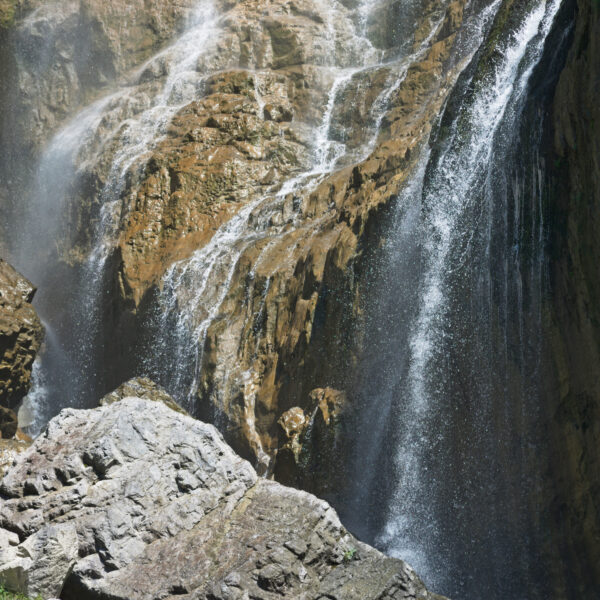 Seerenbach Wasserfall stürzt über Felsen. Spektakuläre Naturkulisse.