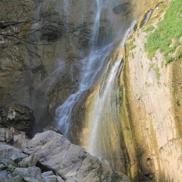 Seerenbach Wasserfall stürzt über Felsen und grüne Vegetation. Spektakuläre Naturkulisse.