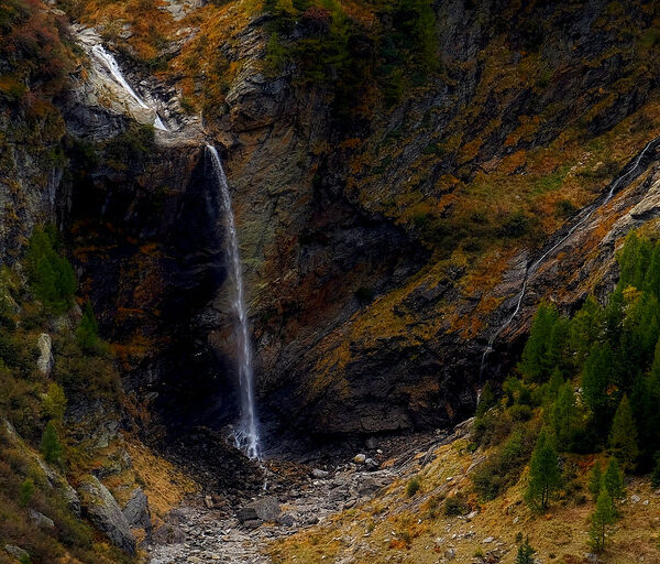 Wasserfall in Ticinetto, eingebettet in eine felsige Landschaft mit herbstlichen Farben.