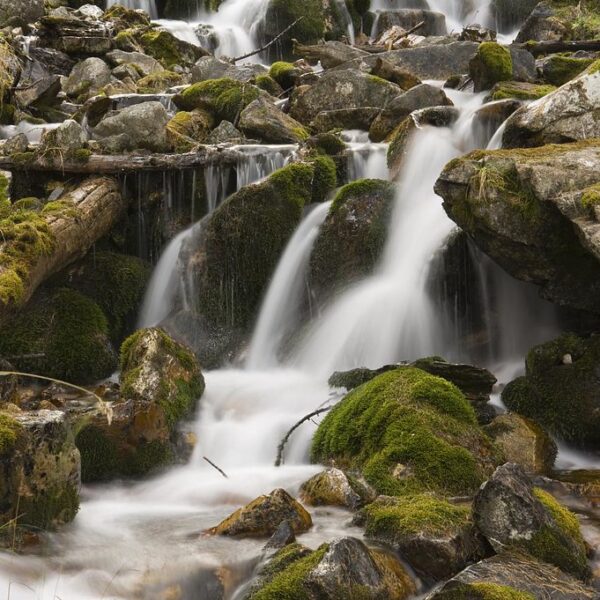 Kaskadierender Wasserfall 