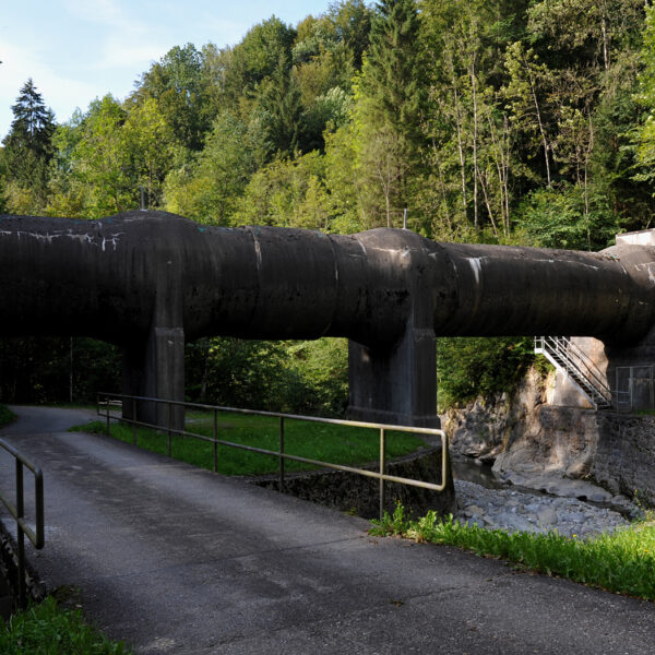 Trepsenbach: Betonrohrleitung über Straße und Bach in grüner Landschaft.