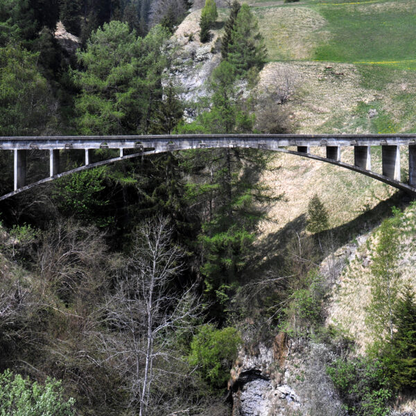Valtschiel Brücke: Steinbogenbrücke in grüner Landschaft