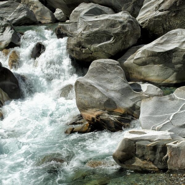 Tosendes Wasser fließt über Felsen im Verzasca-Tal