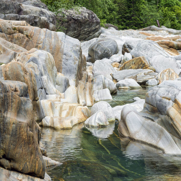 Verzasca: Flussbett mit glatt geschliffenen Felsen und klarem Wasser.