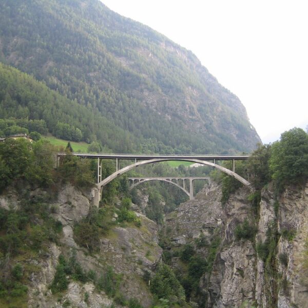Vispa: Zwei hohe Brücken überspannen eine tiefe Schlucht in den Schweizer Alpen.