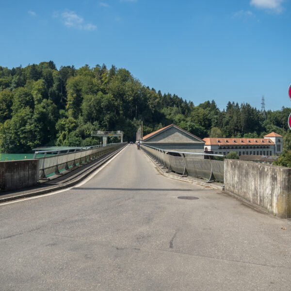 Brücke über den Wohlensee mit Gewichtsbeschränkung 15t und Gegenverkehr.