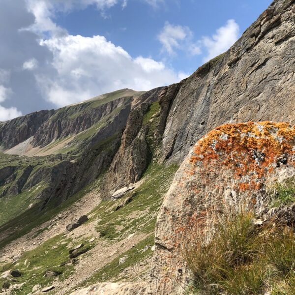 Berglandschaft mit Felsen und Wiese am Wysse See in Leukerbad.