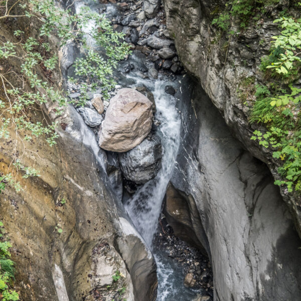 Schlucht des Zanaibachs mit Felsen und Wasserfall.