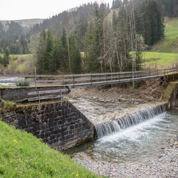 Brücke über die Zulg, Wasserfall und grüne Landschaft.