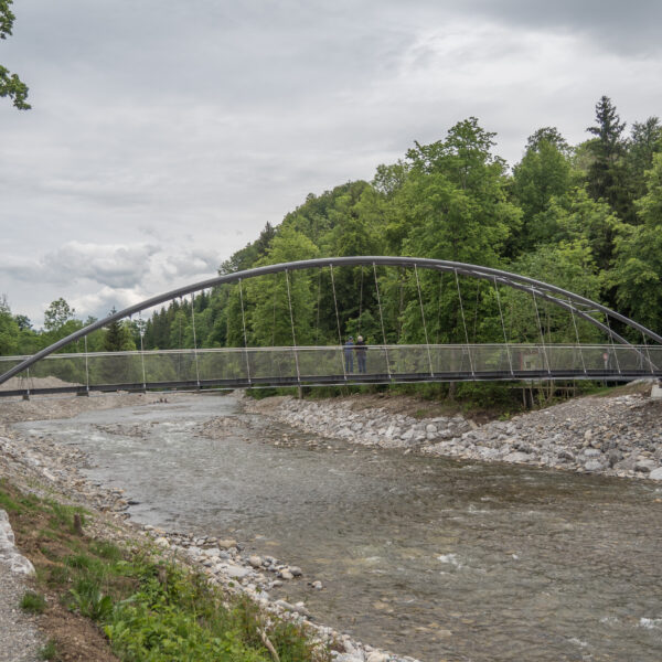 Zulg-Brücke: Fußgänger überquert Fluss auf einer modernen Bogenbrücke.