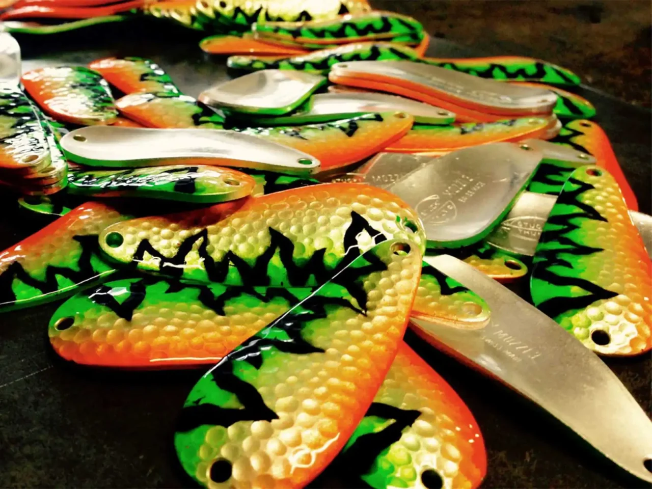 Bunte Stucki Blechköder für Salmoniden, Nahaufnahme.