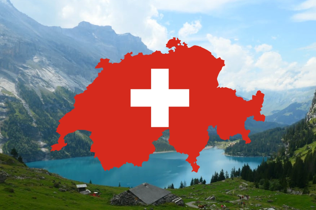 Eine rote Silhouette der Schweiz mit einem weißen Kreuz in der Mitte liegt über einer malerischen Berglandschaft mit grünen Hügeln, einem See, verstreuten Häusern und blauem Himmel.