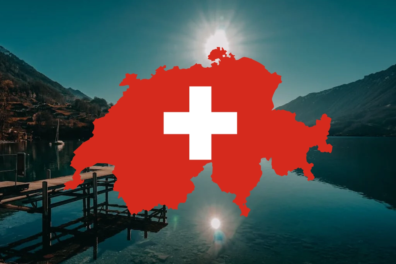 Eine rote Silhouette der Schweiz mit einem weißen Kreuz in der Mitte überlagert einen malerischen See, einen Holzsteg und Berge unter einer hellen Sonne.